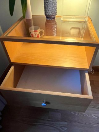 Comodini in legno e vetro