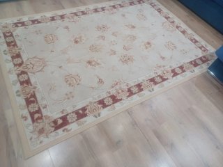 Alfombra beige y roja