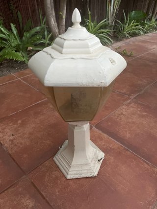 Farola de jardín blanca y transparente