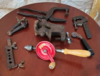 Lote herramientas: tornillos, taladro manual