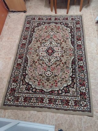 Alfombra beige y roja