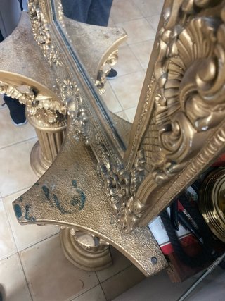 Espejo barroco dorado con marco ornamentado