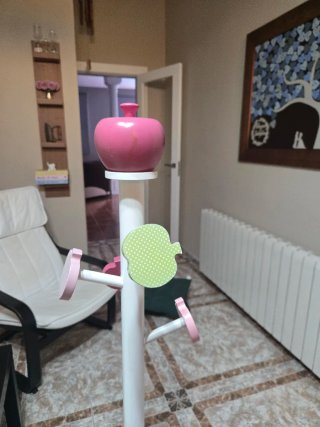 Perchero infantil con diseño de manzanas