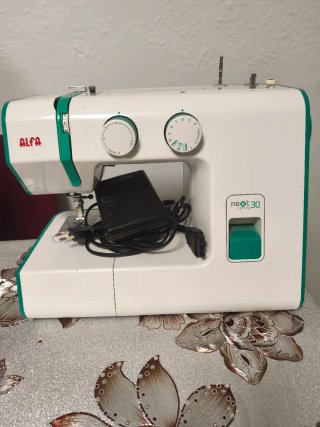 Máquina de coser Alfa Next 30.   Está rota