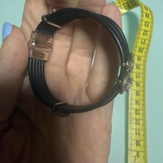 Pulsera de caucho con adornos plateados