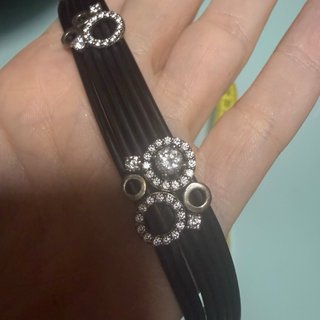 Pulsera de caucho con adornos plateados