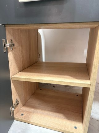 Escritorio madera y cajonera gris