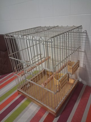 Jaula para pájaros dorada y plateada