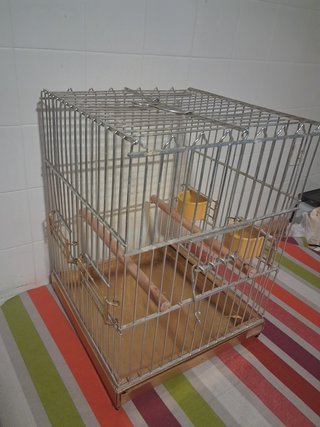 Jaula para pájaros dorada y plateada