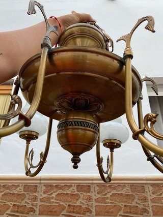 Lámpara de bronce antigua con tulipas
