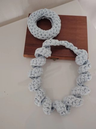 Set collana + bracciale uncinetto. Nuovo