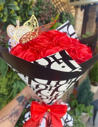 Ramo de 15 rosas de satén envoltura estilo dior