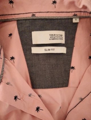 Camisa rosa estampada palmeras