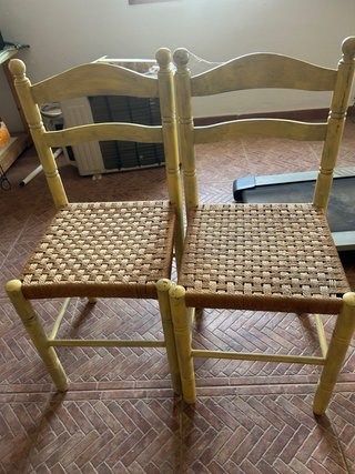Sillas antiguas de madera y yute