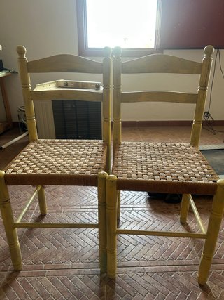 Sillas antiguas de madera y yute