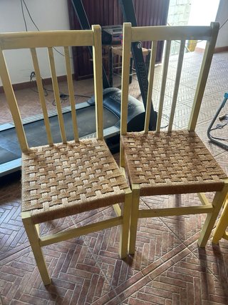Sillas antiguas de madera y yute