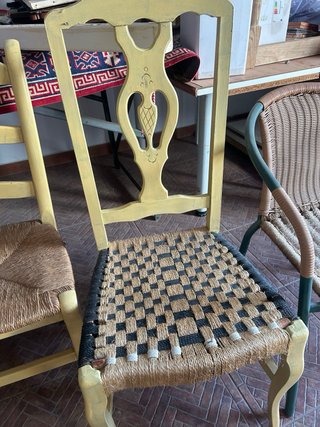 Sillas antiguas de madera y yute