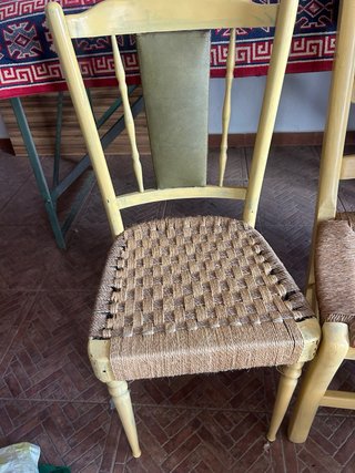 Sillas antiguas de madera y yute