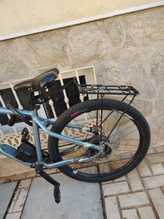 Bici Eléctrica Gris con Portaequipajes