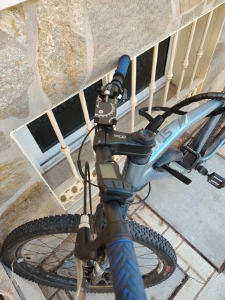 Bici Eléctrica Gris con Portaequipajes