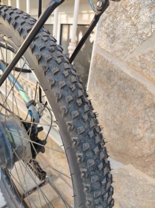 Bici Eléctrica Gris con Portaequipajes