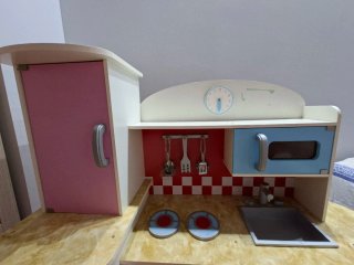 Cocinita de madera rosa y azul