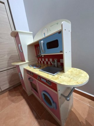 Cocinita de madera rosa y azul