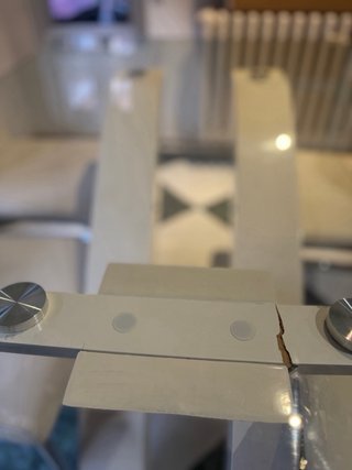 Mesa cristal y 4 sillas blancas