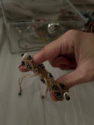 Pulsera de conchas y cuentas negras