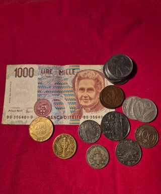 Vendo una banconota da 1000 lire con monete varie