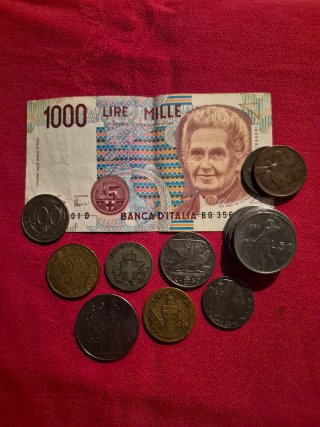Vendo una banconota da 1000 lire con monete varie