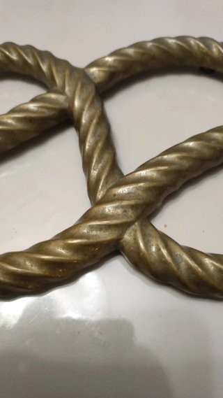 Salvamanteles nudo marinero latón