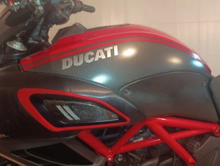 Ducati Diavel Carbon Negra Roja