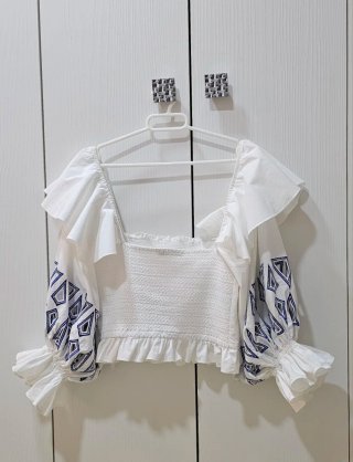 Blusa Uterqüe blanca y azul