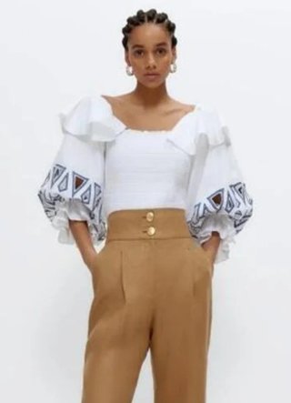 Blusa Uterqüe blanca y azul