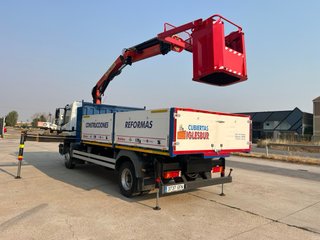 Camion con pluma grua y basculante