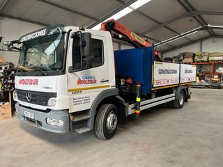 Camion con pluma grua y basculante