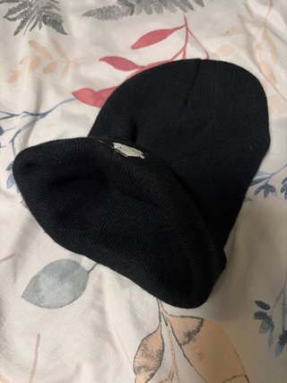 Gorro negro con pato skater