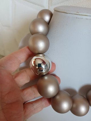 Collana di design, perle grandi nude champagne