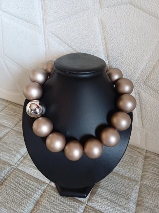 Collana di design, perle grandi nude champagne