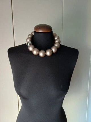 Collana di design, perle grandi nude champagne