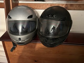 Casco de moto integral plateado y negro