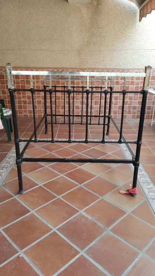 Cama de hierro antigua de 1932