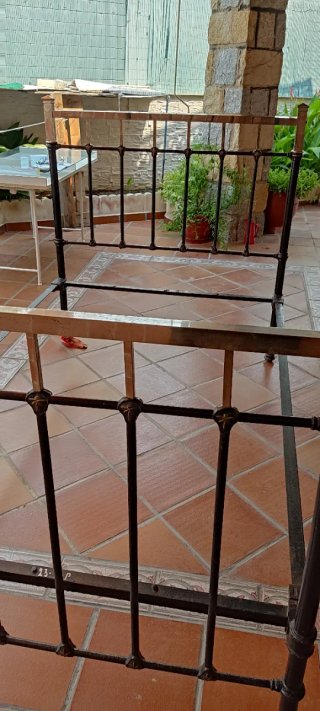 Cama de hierro antigua de 1932
