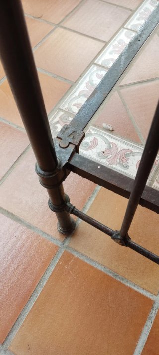 Cama de hierro antigua de 1932