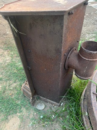 Estufa de leña antigua de hierro fundido