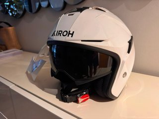 Casco jet Airoh kombatk