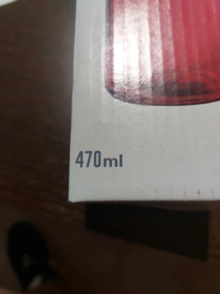 Botella de cristal roja y transparente
