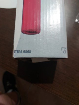 Botella de cristal roja y transparente