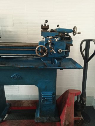 Torno profesional para metal con 600mm de carrera.